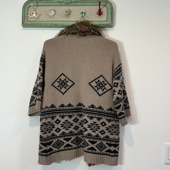 Love 21 Aztec faux fur cardigan sweater wool tan small women’s boho chic - Picture 6 of 6